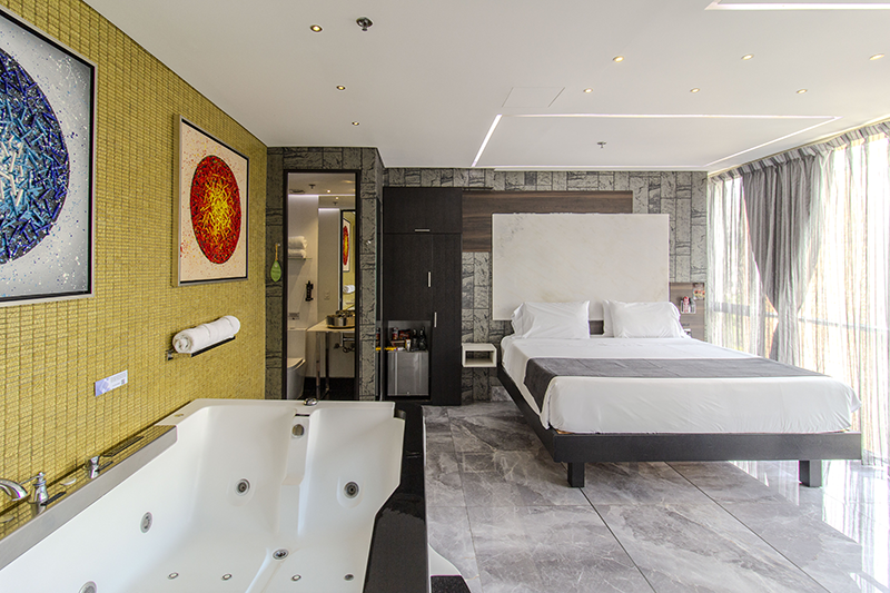 ambassador-suite-room-jacuzzi-lounge-area-2